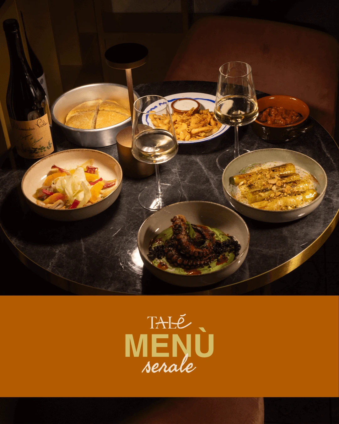 Tavola imbandita per il menù serale di Talé Milano Isola con polpo su crema di piselli, insalata di finocchi e arance, fritto misto e vino naturale Alessandro Viola.