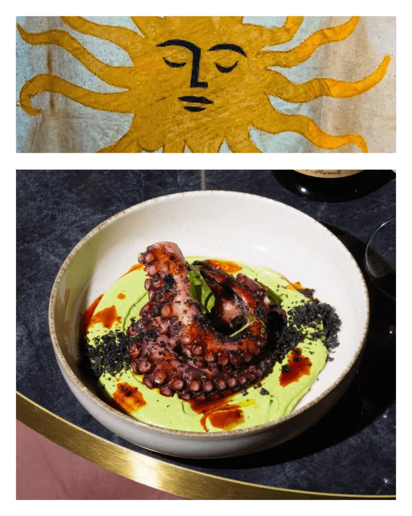Polpo croccante su vellutata di piselli e crumble di olive nere, piatto gourmet siciliano di Talé Milano Isola con sfondo decorativo a forma di sole.