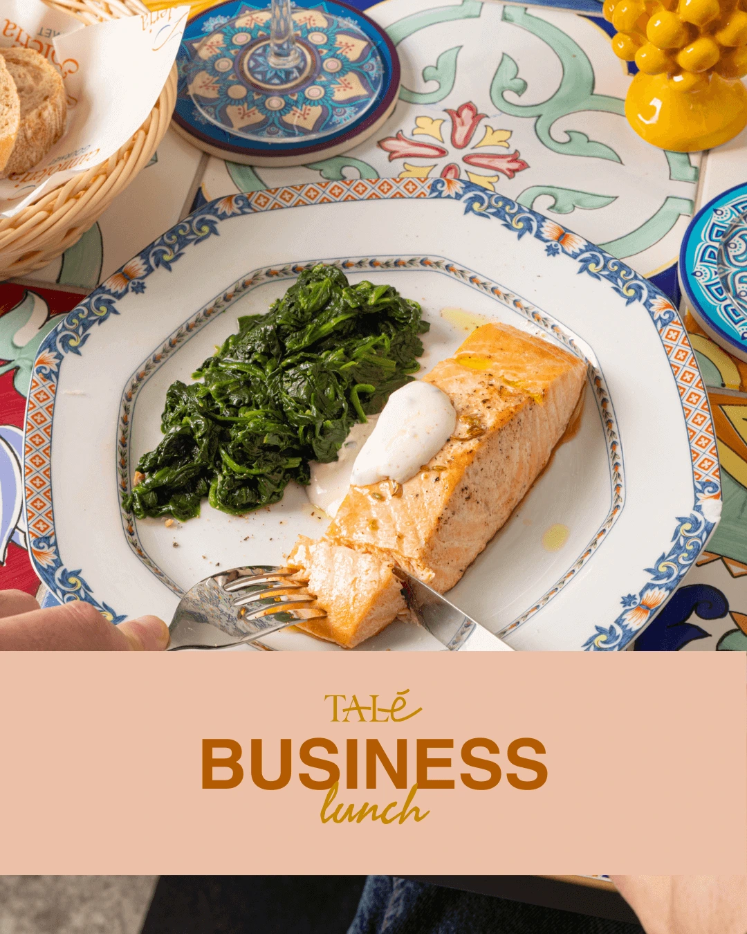 Trancio di salmone scottato con spinaci saltati e crema gourmet, piatto del Business Lunch di Talé Milano Isola servito su ceramica decorata.