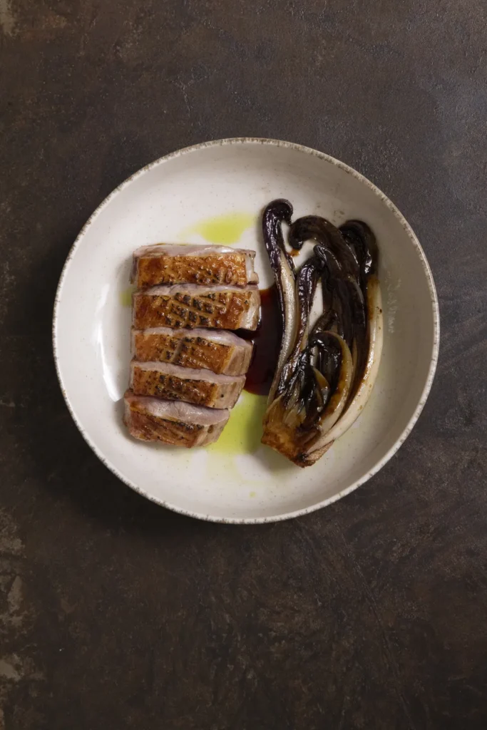 Anatra alla brace con radicchio tardivo, arancia amara e marsala, piatto firma di Talè Milano Isola