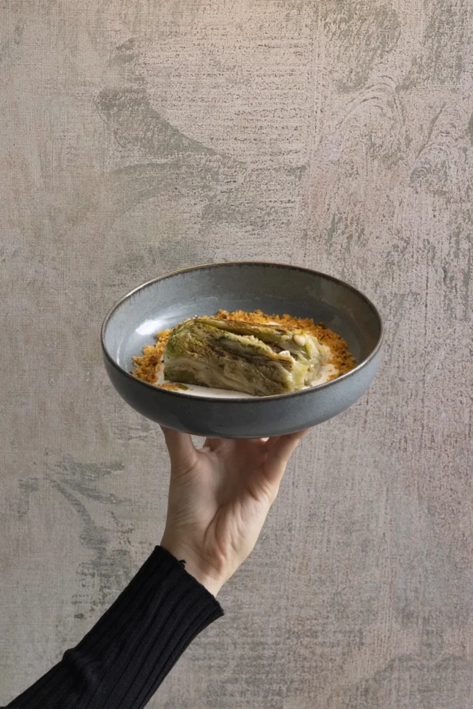 Scarola 'mbuttunata con crema di mandorle e muddica, piatto firma di Talè Milano Isola