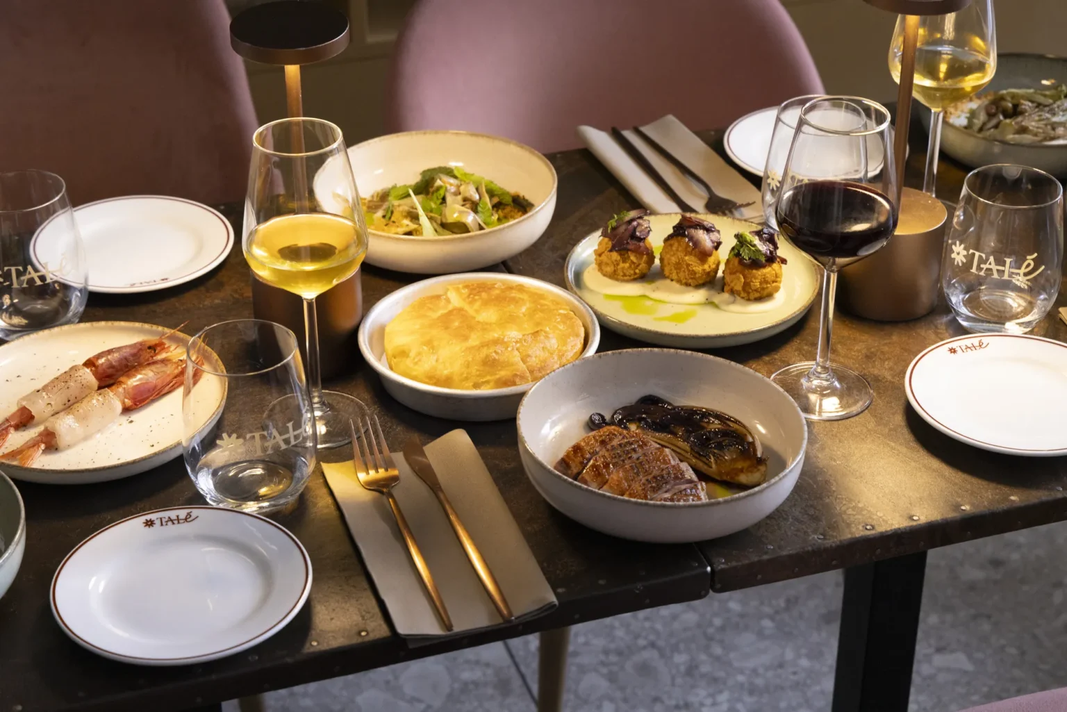 Tavola apparecchiata da Talè Milano con gamberi rossi, crocchette, petto d'anatra e vini siciliani, ristorante siciliano in Isola
